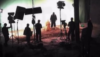بالفيديو.. استديو يفضح عمليات تصوير اعدامات “داعش” باشراف هوليوودي