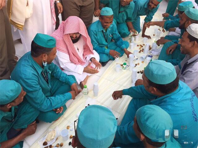بالصور.. السديس يشارك العاملين بالمسجد الحرام إفطارهم