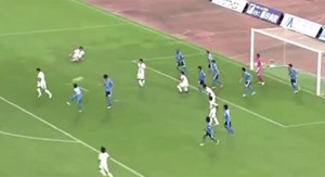 بالفيديو.. لاعب يسجل أكثر الأهداف حظاً في عالم كرة القدم