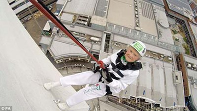 عمرها 101 عاماً وتقفز بالحبل من ارتفاع 94 متراً!!