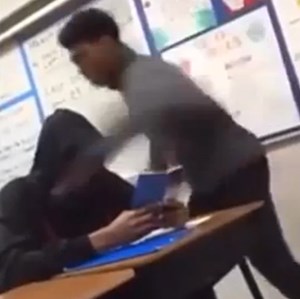 بالفيديو.. أقوى «هوشة» بين طالبين داخل المدرسة