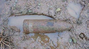 عثر على قذيفة دبابة.. فحملها معه إلى منزله