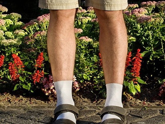 بالرغم من الحر الشديد.. قاضية إيطالية تمنع «الشبشب» و«الشورت»