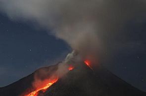 إغلاق 4 مطارات في اندونيسيا بسبب ثوران بركان