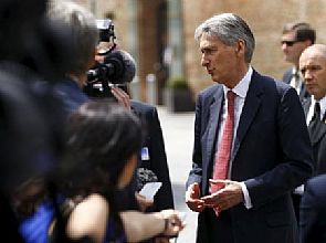 طهران تتهم الغرب بوضع عراقيل جديدة، ووزير خارجية بريطانيا: تقدم ‘بطيء بشكل مؤلم’