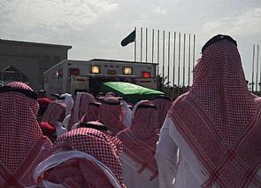 وصول جثمان الأمير سعود الفيصل إلى جدة للصلاة عليه الليلة في المسجد الحرام