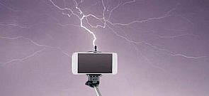 بريطاني يلقى حتفه بعصا السيلفي في حادثة غريبة