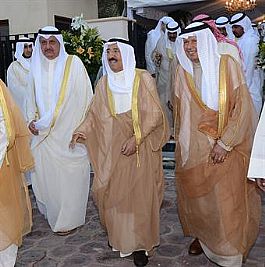 الأمير يؤدي صلاة العيد بالمسجد الكبير