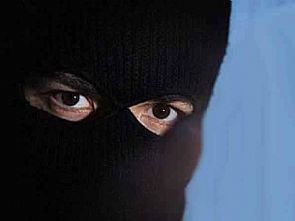 وافد مصري مُقنع حاول سرقة أموال تحصيل بنك محلي