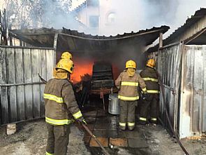 اشتعال النيران في ديوانية ومخزن كيربي بمنطقة الواحة