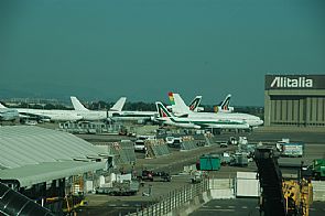 إيقاف حركة الإقلاع بمطار روما الدولي بسبب حريق غابة