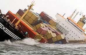 غرق سفينة بضائع بالبحر الأحمر