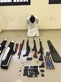 مواطن يبيع الاسلحة عبر مواقع التواصل الاجتماعي