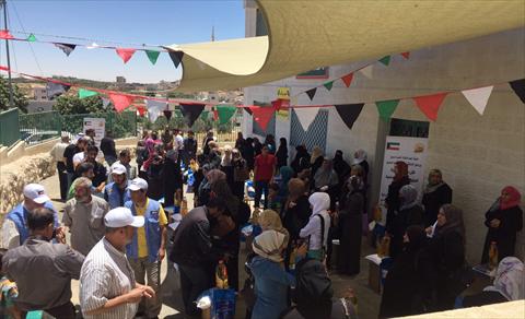 متطوعون كويتيون يوزعون طرودا غذائية على 570 أسرة سورية بالأردن