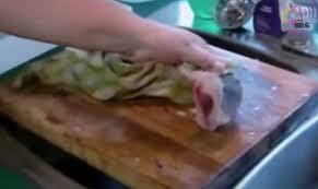 سمكة منزوعة الرأس والأحشاء تهاجم سيدة أثناء تنظيفها !