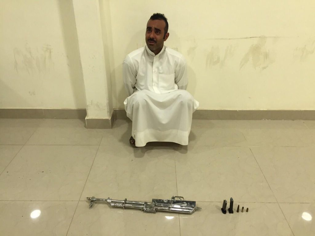 ضبط شخص من غير محددي الجنسية بحوزته “كلاشنكوف” غير مرخص