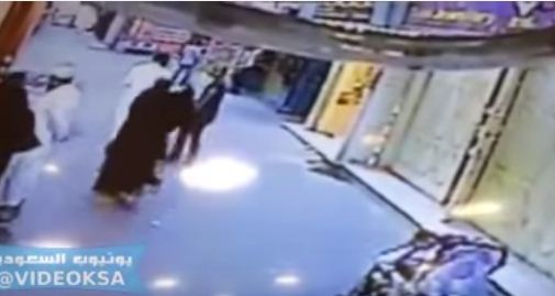 فيديو: فتاة تهجم على متحرش وتضربه بـ المكنسة في سوق تجاري بالدمام