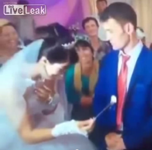 فيديو: عريس ينفعل على عروسته ويضربها أمام المدعوين