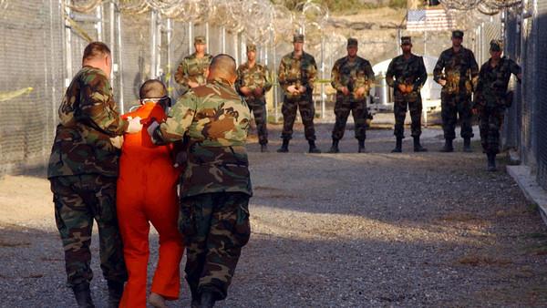 أميركا تدرس نقل بعض سجناء غوانتانامو لمواقع عسكرية