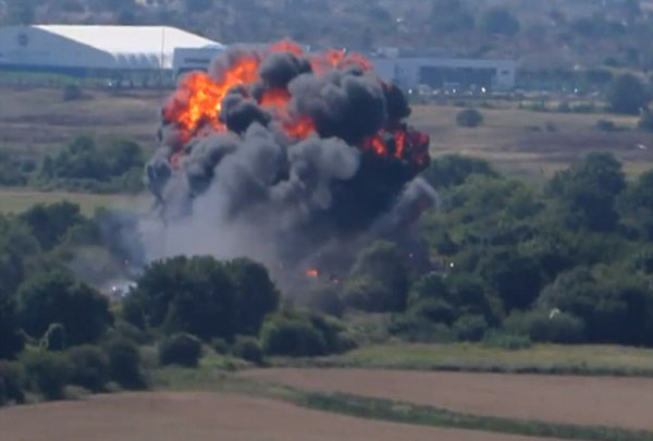 شاهد: لحظة تحطم طائرة خلال عرض جوي ببريطانيا ومقتل 7 أشخاص