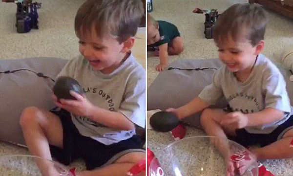 شاهد: رد فعل طفل حصل على هدية سيئة في عيد ميلاده