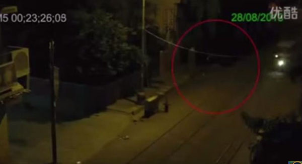 فيديو: لحظة عبور شبح الطريق دون أن يلاحظه المارة