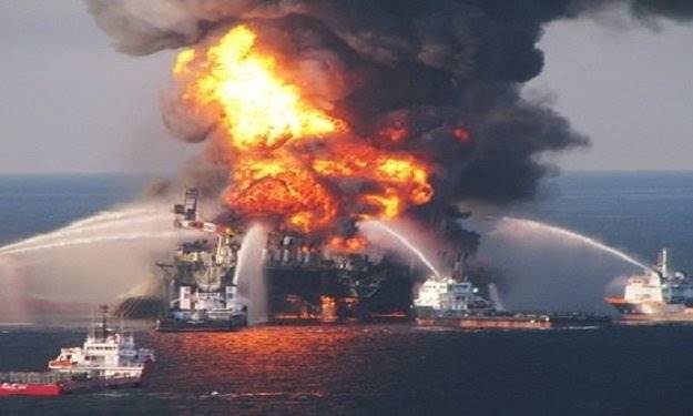 القوات البحرية المصرية تخمد حريقا في إحدى السفن العابرة لقناة السويس