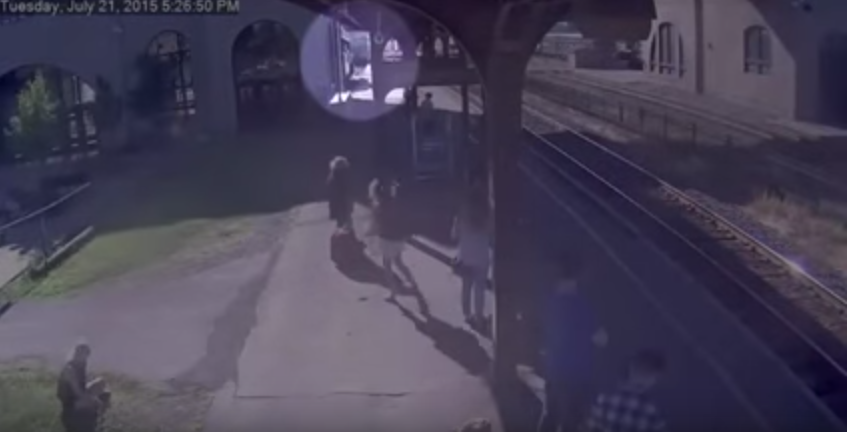 بالفيديو .. طفل يشغّل قطارا ويقتحم صالة الركاب