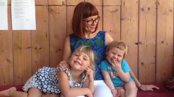 أم تمتنع عن غسل شعر طفليها بالشامبو لـ3 سنوات