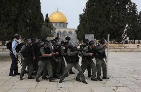 الجيش الاسرائيلي يعتدي على حراس المسجد الأقصى بعد تصديهم لأحد المستوطنين