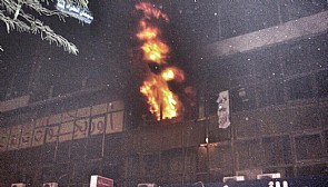 نيران ‘مخزن’ حجزت عشرات الأشخاص بالسالمية