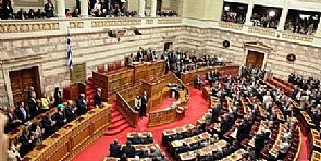 البرلمان اليوناني يدعم صفقة إنقاذ مالي ثالثة
