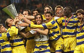 بارما يعرض ألقابه وعلامته التجارية بمزاد علني