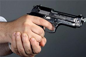 جامعية تتهم مواطناً بتهديدها بمسدس بمواقف الجامعة