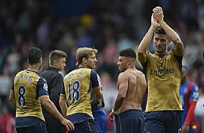 النيران الصديقة تمنح آرسنال 3 نقاط ثمينة