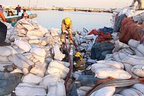 بالصور…حريق حاوية قادمة من إيران