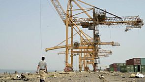 قصف ميناء الحديدة باليمن