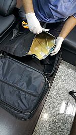 بالصور…5 كيلو هيروين في شنطة خادم آسيوي