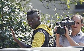 بالوتيلي ممنوع من قصات الشعر والملابس الغريبة في ميلانو