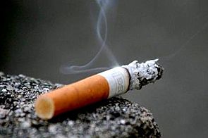 500 درهم غرامة رمي السجائر على الأرض بأبوظبي