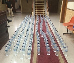 القبض على وافدين بحوزتهما 263 قنينة مواد مسكرة