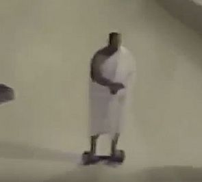 فيديو :معتمر يطوف حول الكعبة بـ ‘السكوتر الذكي’