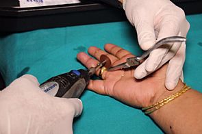 خاتم ينقل وافدة آسيوية الى مستشفى مبارك