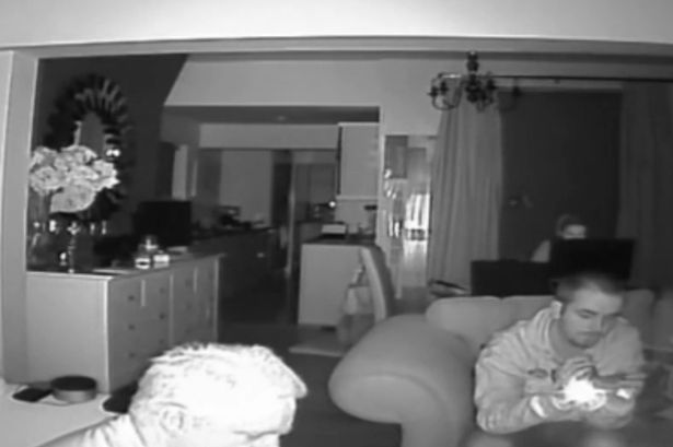 فيديو: عالم يسجل لحظة ظهور شبح في أحد المنازل