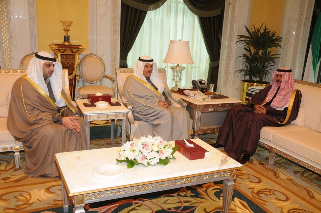 سمو ولي العهد يستقبل الشيخ سلمان الحمود والشيخ عبدالله المبارك
