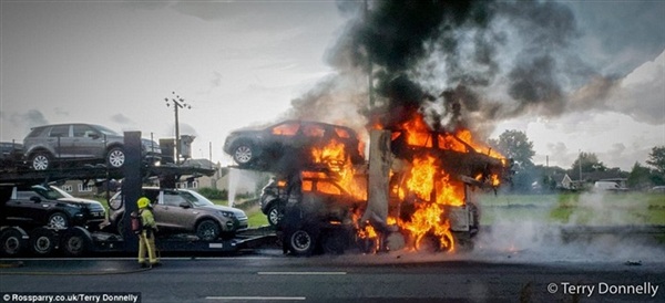 فيديو: انفجار 3 سيارات لاندروفر في بريطانيا بقيمة 100 ألف إسترليني