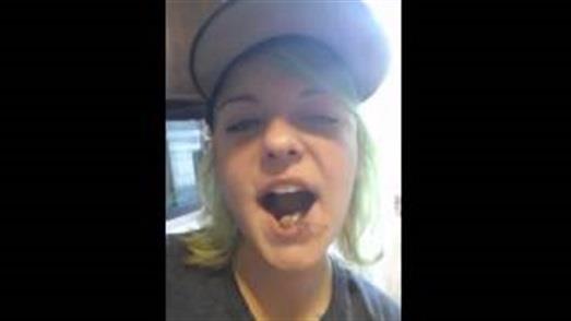 بالفيديو.. فتاة تخرج عنكبوتا من فمها