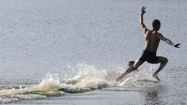 فيديو:راهب من “الشاولين” يمشي على المياه لمسافة 125 متراً