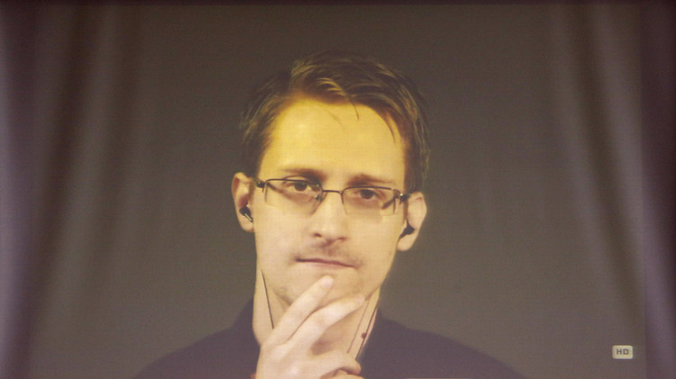 سنودن: الكائنات الفضائية تحاول الاتصال بنا لكننا غير قادرين على فك شفرة رسائلها