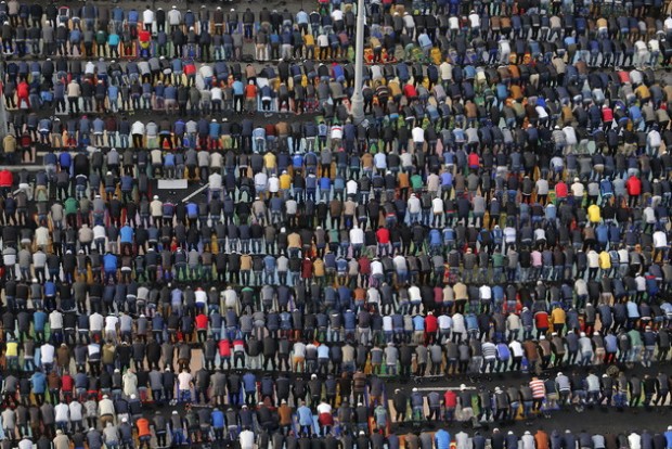 صور: المسلمون حول العالم يحتفلون بحلول عيد الأضحى المبارك